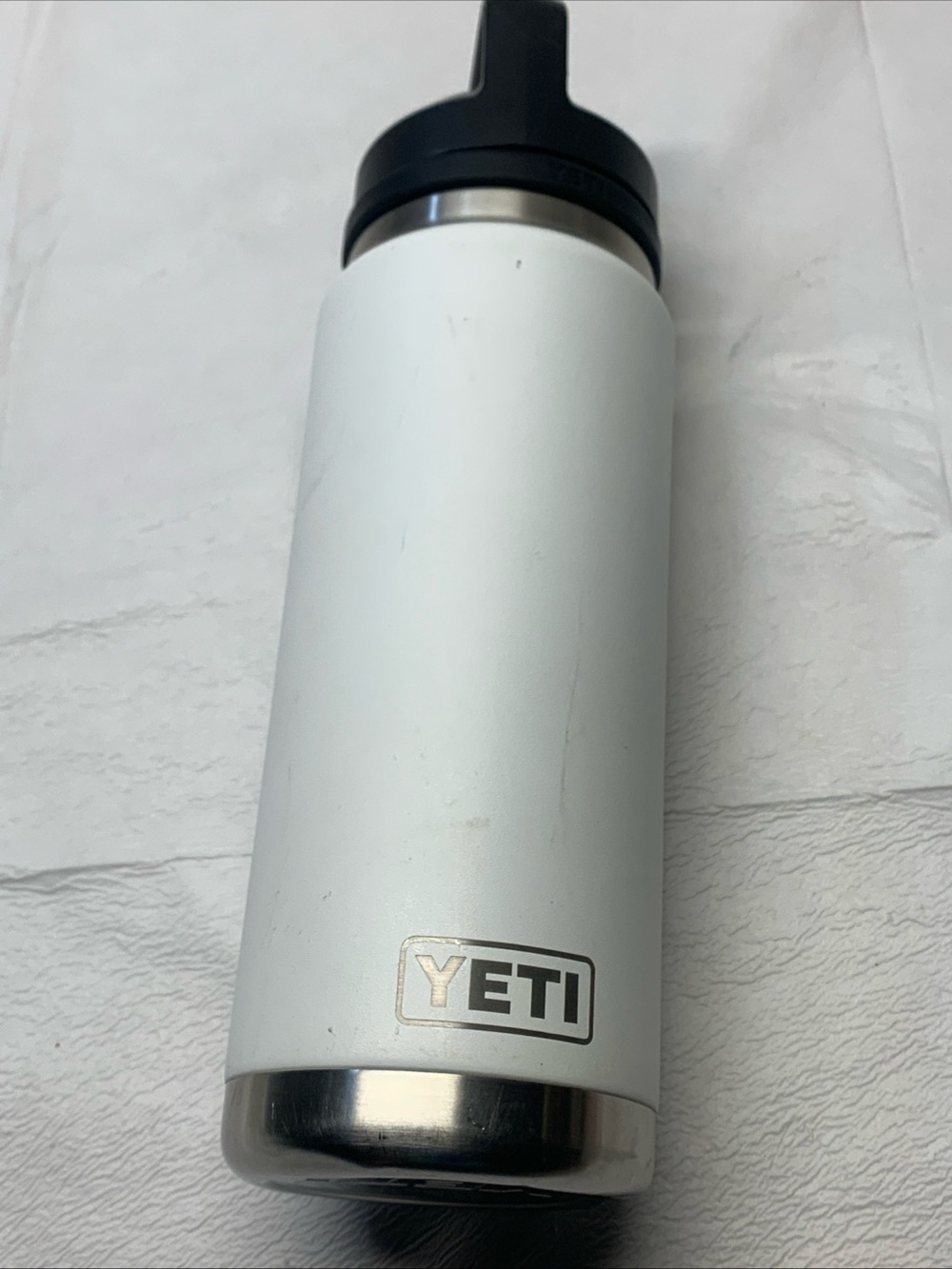 YETI White Insulated Water Bottle with Black Lid 26 oz bottle - Picture 2 of 5
